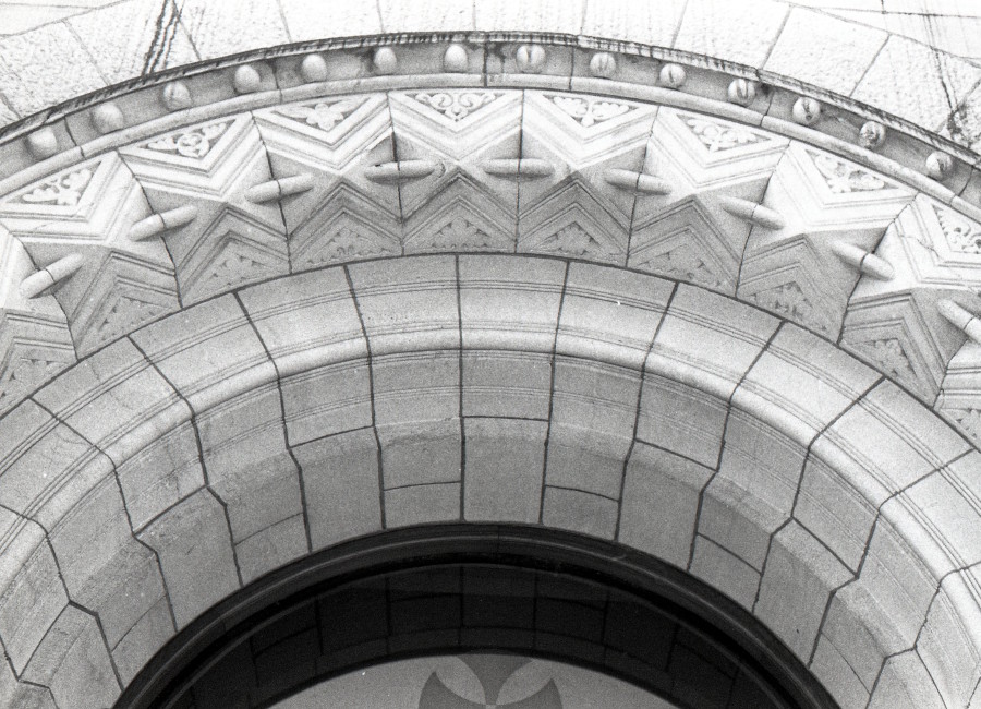 Monumental, frame 3